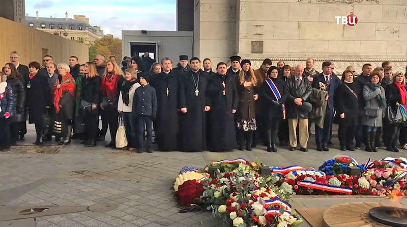 Возложение цветов к мемориалу памяти жертв Голодомора в Украине