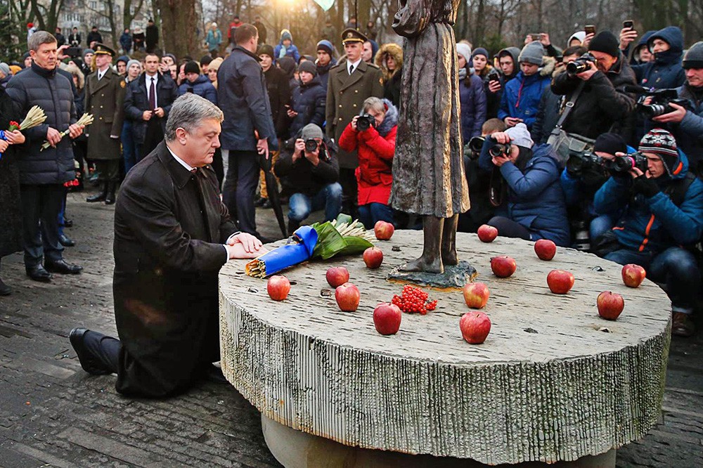 Пётр Порошенко у памятника жертвам голодомора на Украине