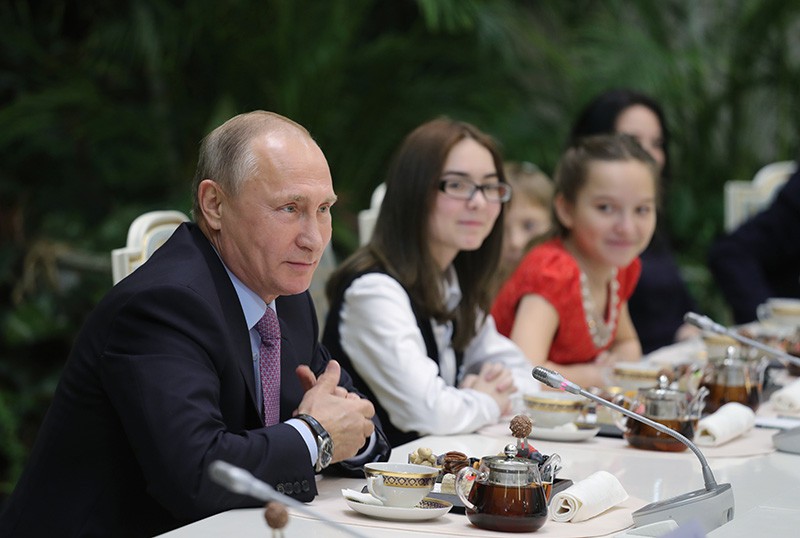 Президент России Владимир Путин на встрече с победителями всероссийского конкурса "Семья России"