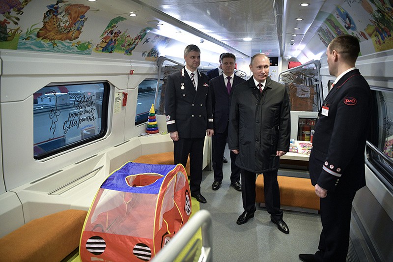 Президент России Владимир Путин во время осмотра образца вагона поезда