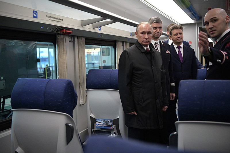 Президент России Владимир Путин во время осмотра образца вагона поезда