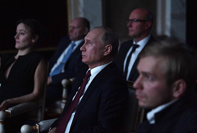 Владимир Путин во время просмотра фильма "Легенда о Коловрате"