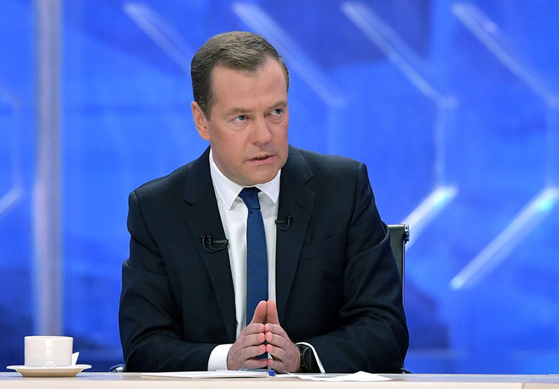 Председатель правительства России Дмитрий Медведев во время интервью журналистам