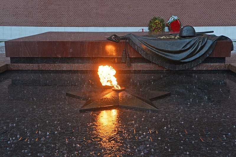 Мемориал "Могила Неизвестного Солдата" в Александровском саду в Москве
