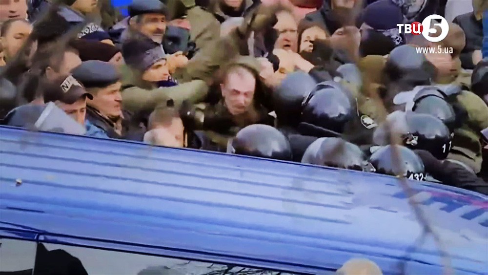 Протестующие напали бойцов СБУ перевозящих Михаила Саакашвили