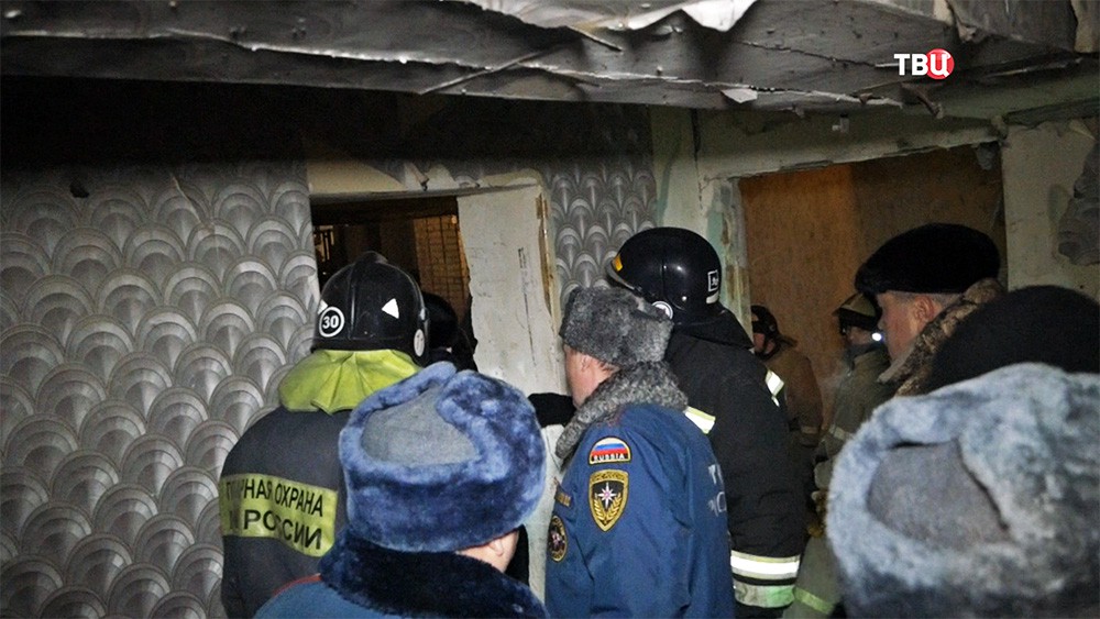 Спасатели на месте взрыва газа в многоквартирном доме
