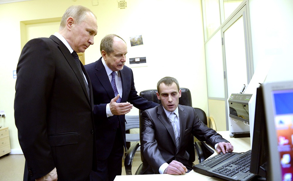 Владимир Путин посетил академию искусств для людей с ограниченными возможностямидимир