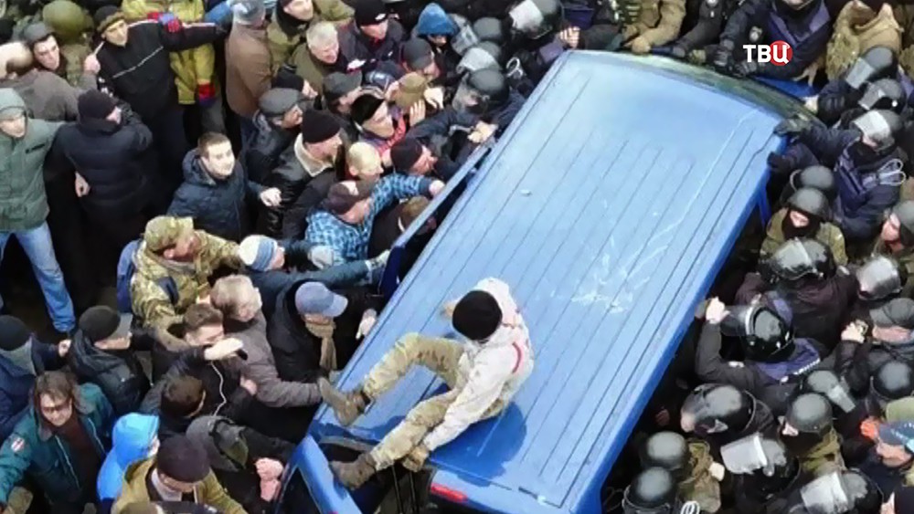 Протестующие напали на бойцов СБУ перевозящих Михаила Саакашвили