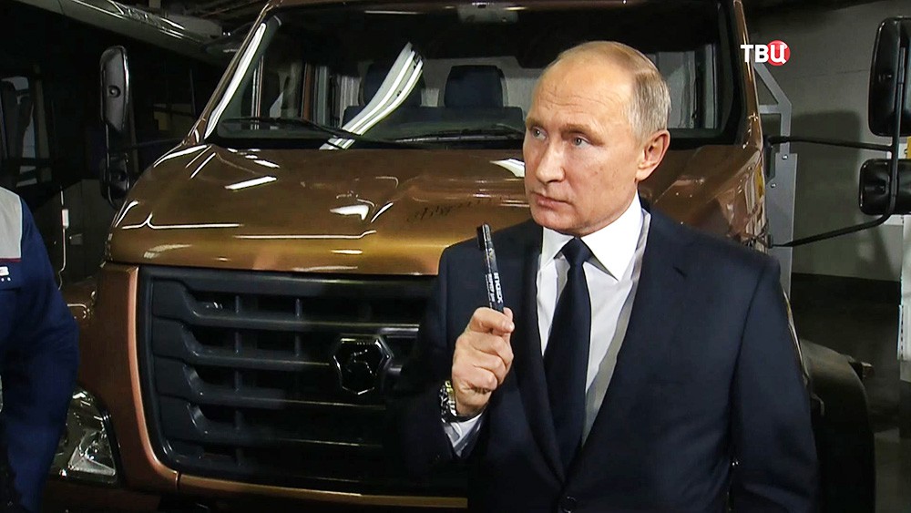 Владимир Путин посетил автозавод "ГАЗ"