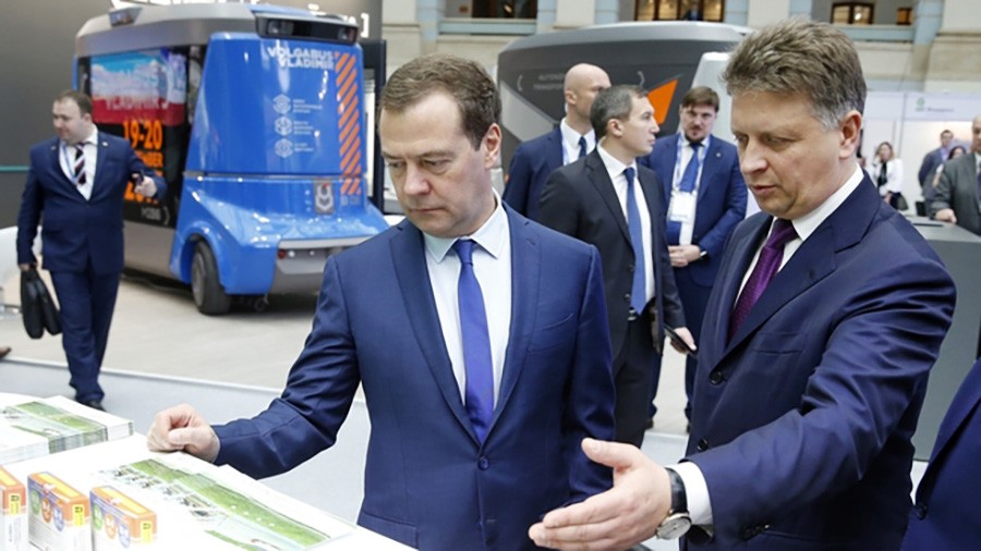 Дмитрий Медведев и Максим Соколов во время посещения XI Международной выставки "Транспорт России"