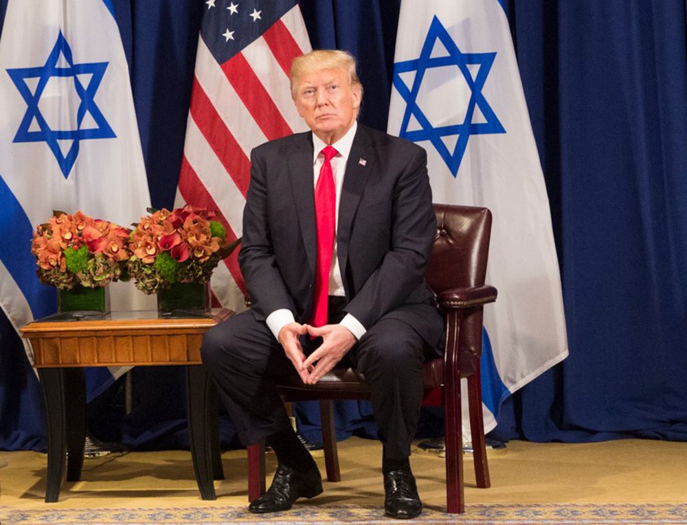 Президент США Дональд Трамп на фоне флагов Израиля