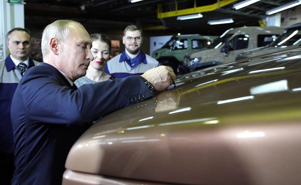 Президент России Владимир Путин посетил Горьковский автомобильный завод