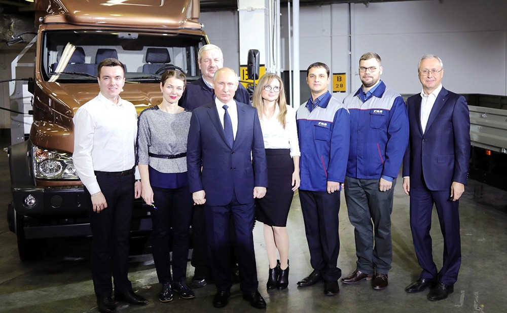 Президент России Владимир Путин посетил Горьковский автомобильный завод