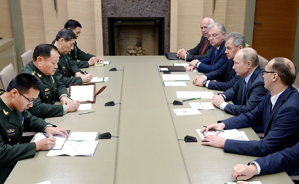 Президент России Владимир Путин и зампредседателя Центрального военного совета Коммунистической партии Китая Чжан Юся