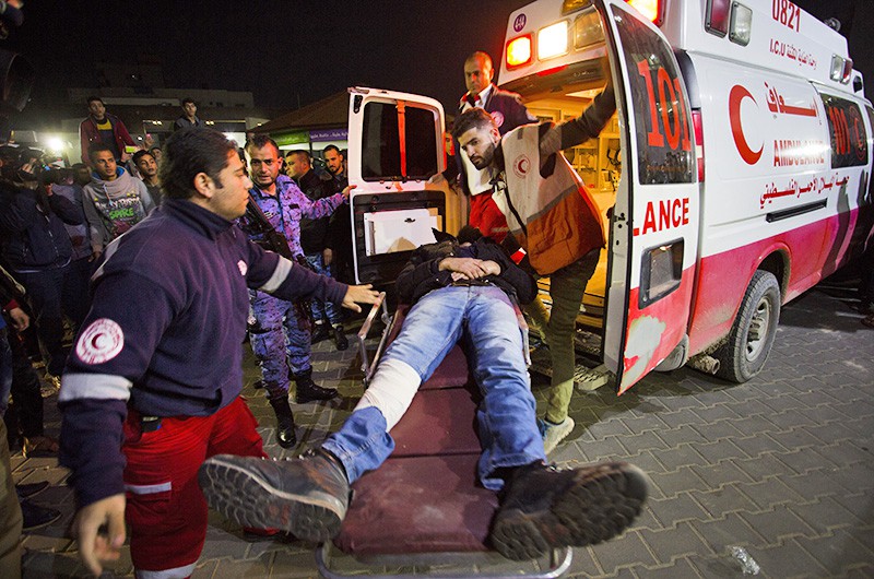 Скорая помощь в Палестине увозит пострадавшего в уличных беспорядках