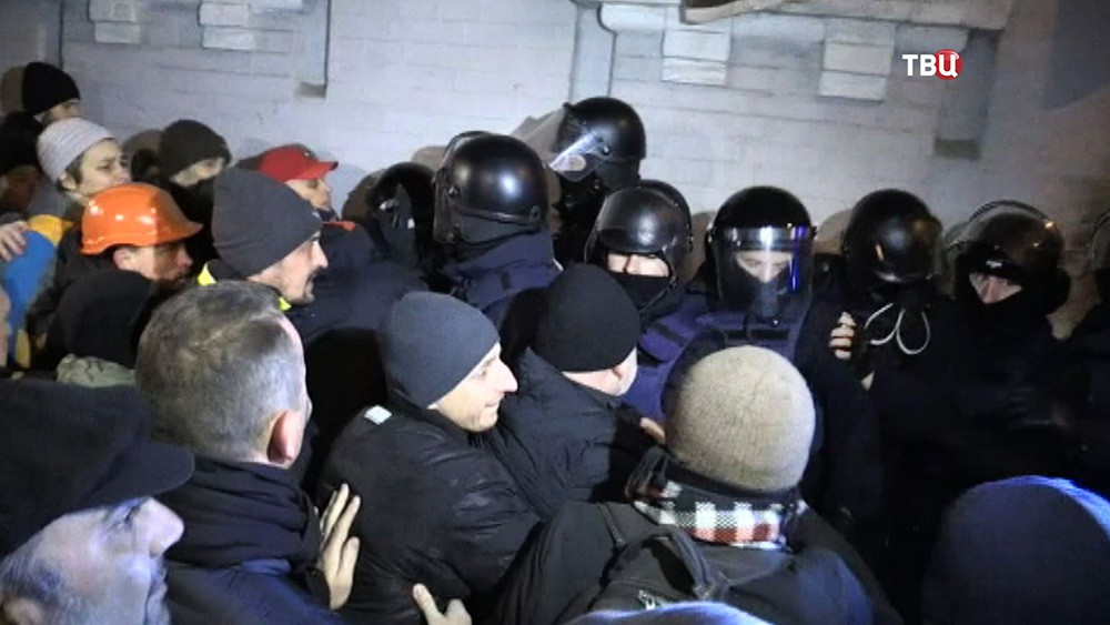 Столкновения полиции Украины и протестующих