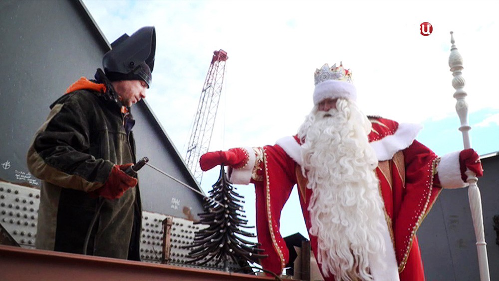 Дед Мороз посетил строящийся Крымский мост