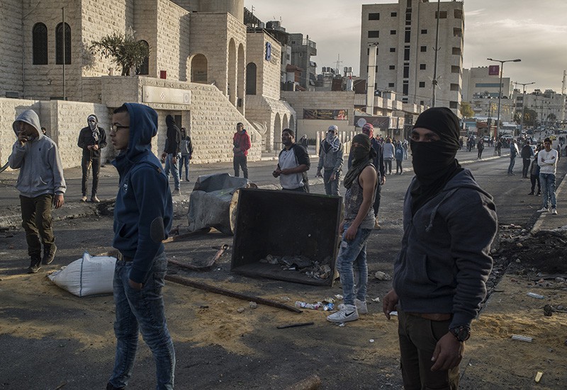 Протестующие во время столкновений на границе Палестины и Израиля