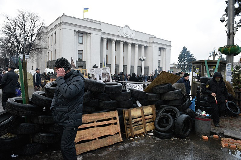 Сторонники экс-президента Грузии, Михаила Саакашвили строят баррикады в палаточном городке у здания Верховной Рады Украины в Киеве