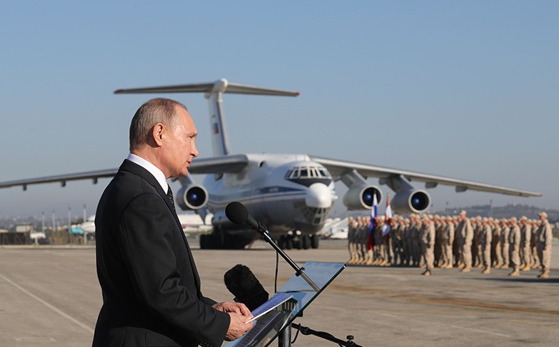 Президент России Владимир Путин во время посещения авиабазы Хмеймим в Сирии