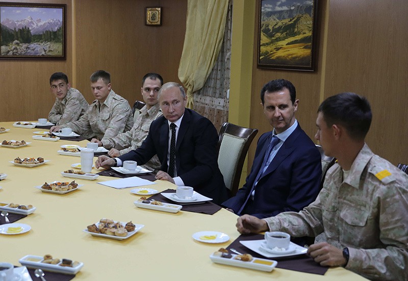 Владимир Путин и Башар Асад во время общения с военнослужащими авиабазы Хмеймим в Сирии