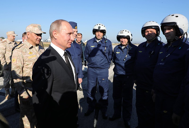 Владимир Путин общается с военнослужащими во время посещения авиабазы Хмеймим