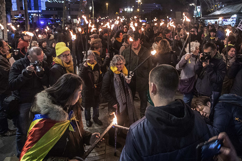 Ночное факельное шествие в Испании 