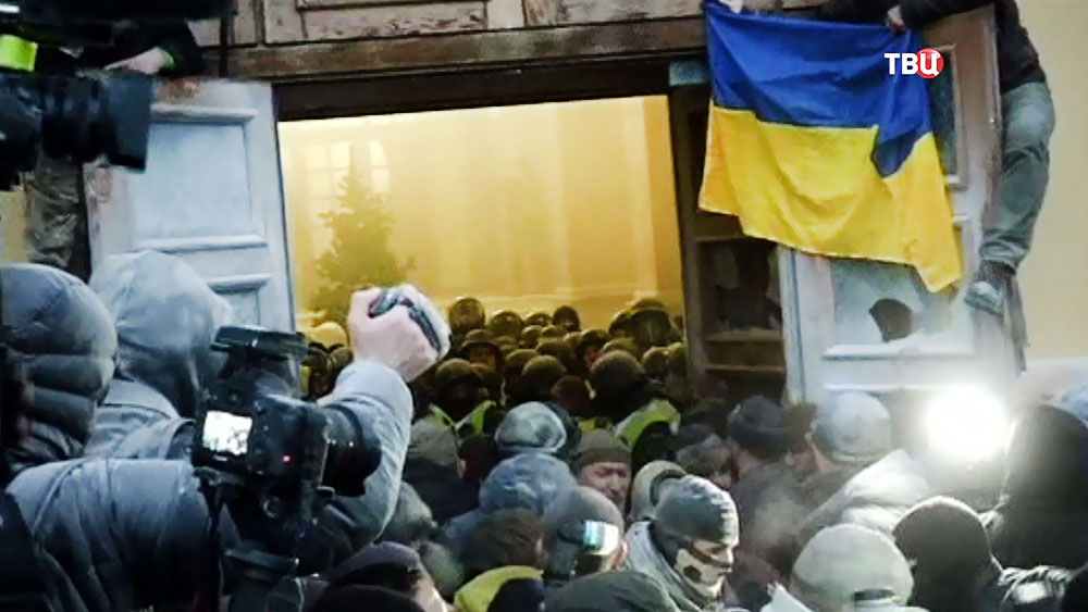 Беспорядки у здания Октябрьского дворца в Киеве