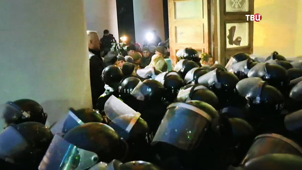 Полиция Украины держит оцепление