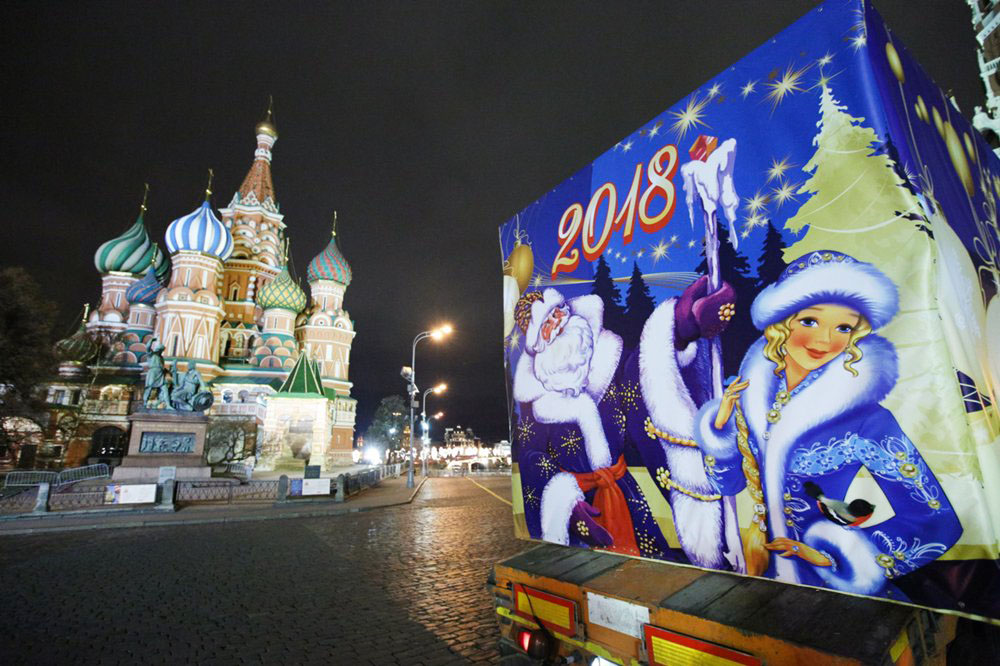 Доставка главной новогодней елки страны на Соборную площадь Кремля