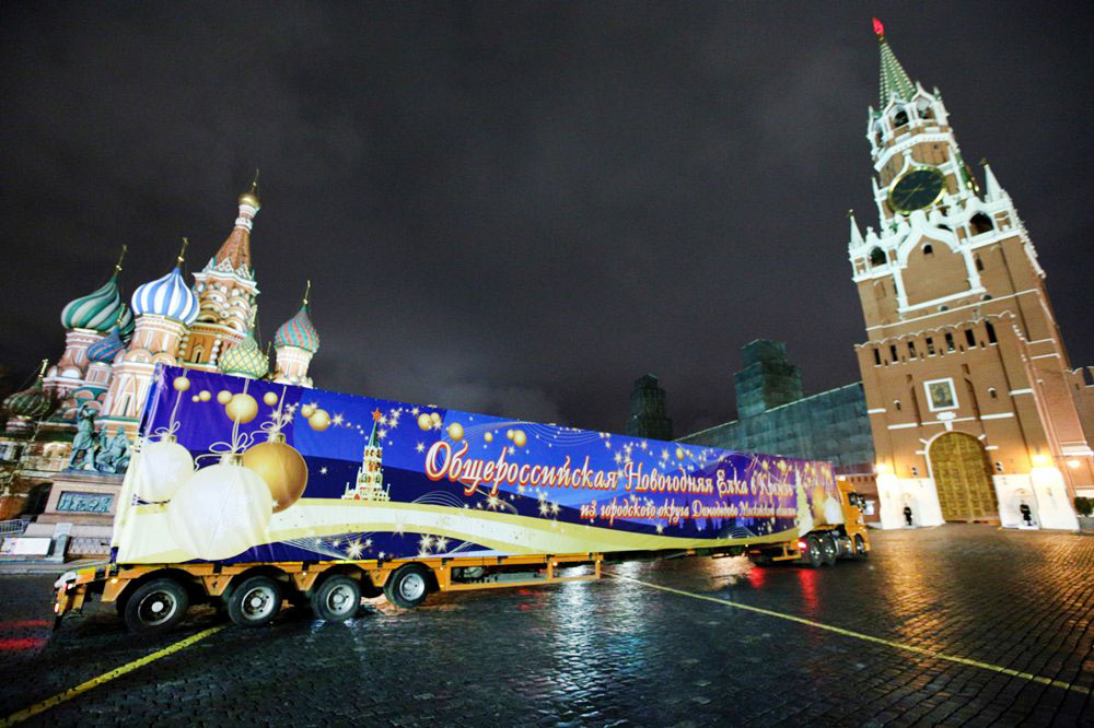 Доставка главной новогодней елки страны на Соборную площадь Кремля