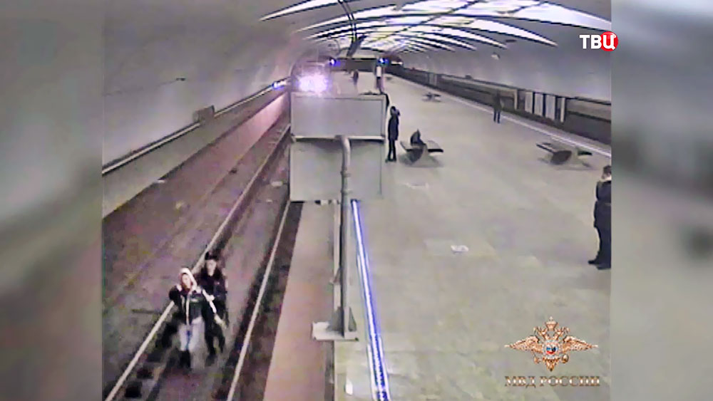Полицейский спас мужчину, упавшего на пути в метро