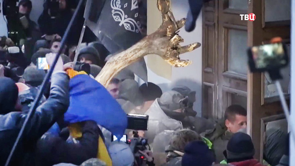 Беспорядки у здания Октябрьского дворца в Киеве