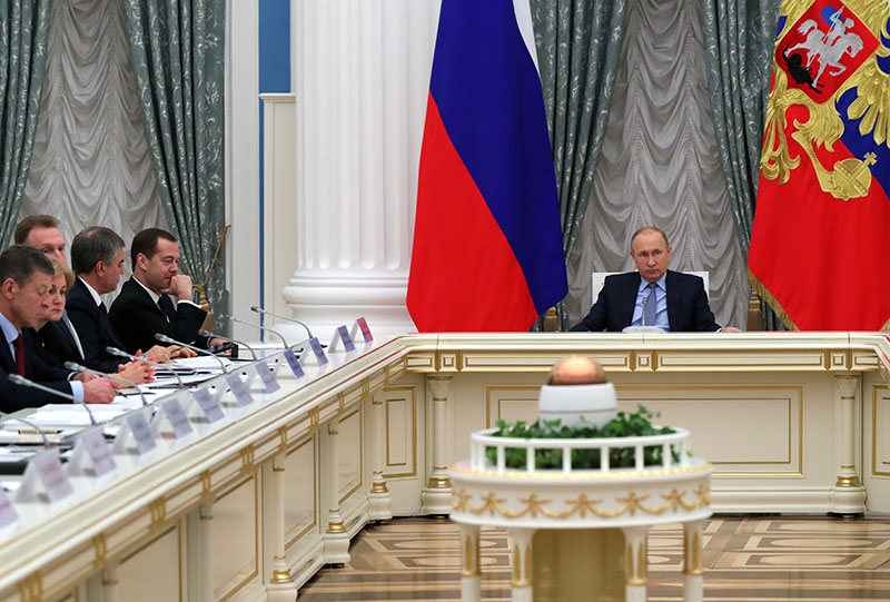 Владимир Путин проводит заседание по вопросу жилищной сферы