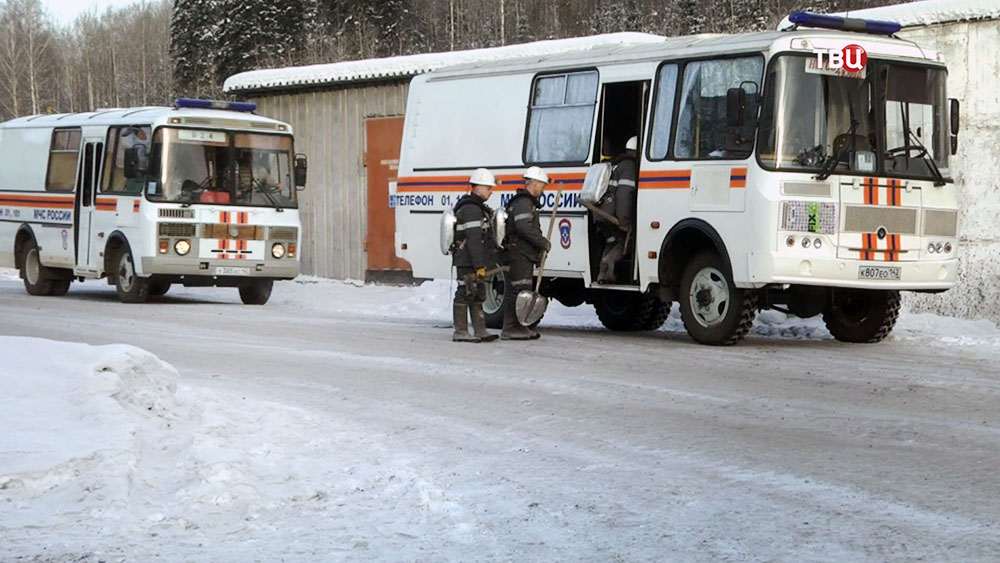 Спасатели МЧС Кузбасса возле шахты