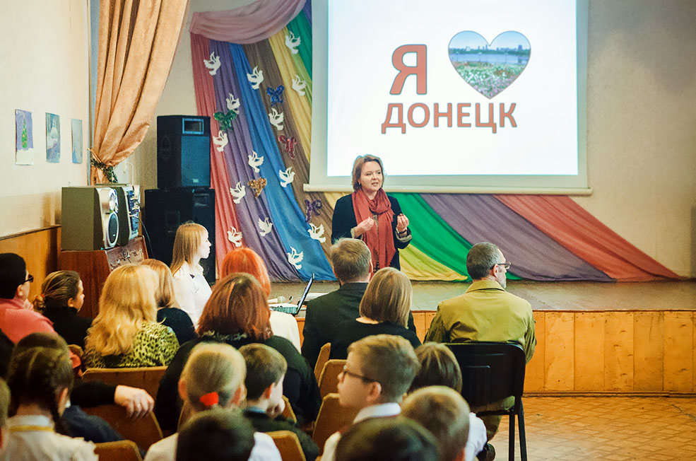 Вера Кузьмина на церемонии награждения участников выставки "Дети Донбасса рисуют мир"