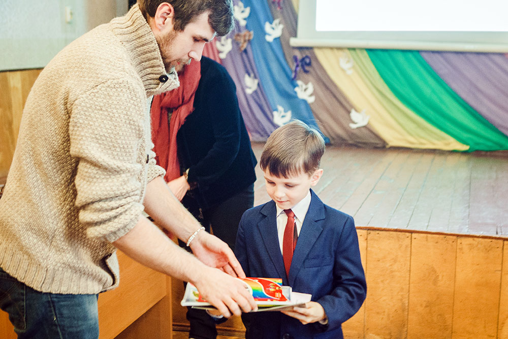 Церемония награждения участников выставки "Дети Донбасса рисуют мир"