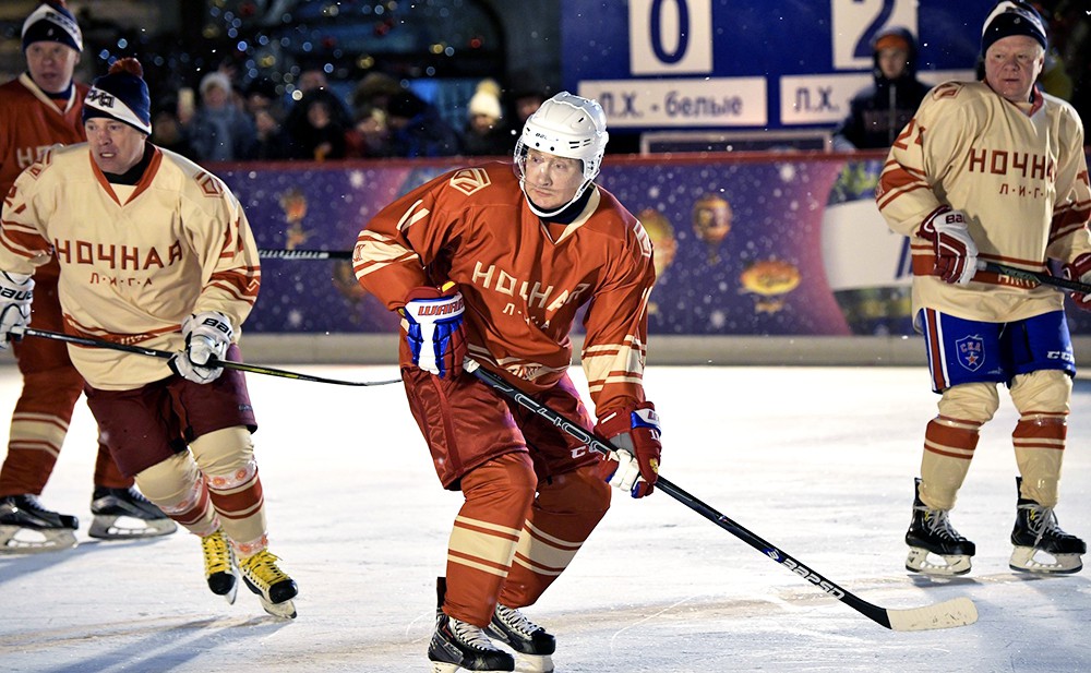 Владимир Путин сыграл в матче Ночной хоккейной лиги на Красной площади