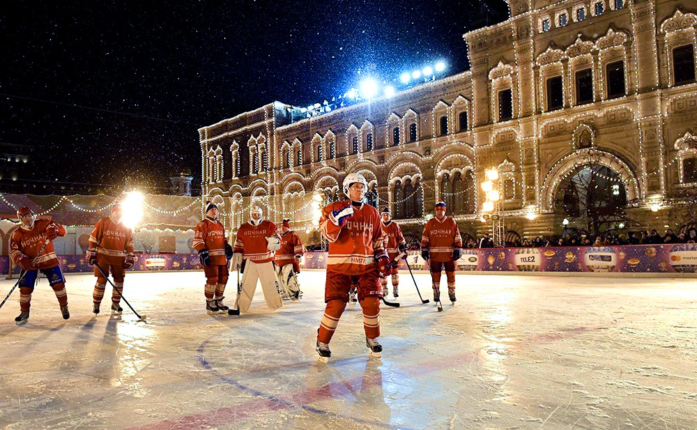 Владимир Путин сыграл в матче Ночной хоккейной лиги на Красной площади