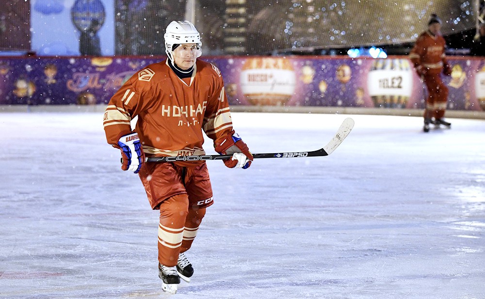 Владимир Путин принял участие в матче Ночной хоккейной лиги на Красной площади