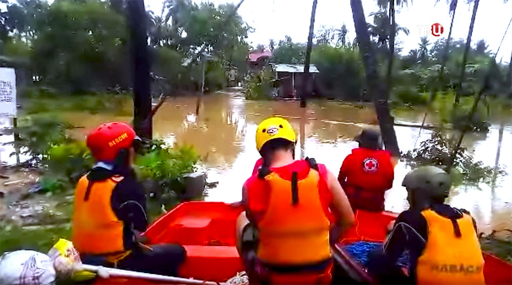 Спасатели Филиппин работают во время наводнения