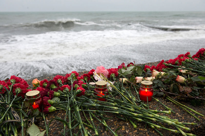 Цветы на набережной в Адлере в память о погибших при крушении самолета Ту-154