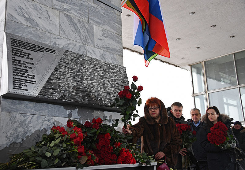 Женщина возлагает цветы к мемориалу в память о журналистах, погибших при крушении самолета Ту-154