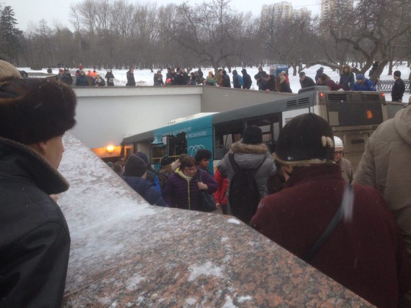 Автобус въехал в пешеходный переход в Москве