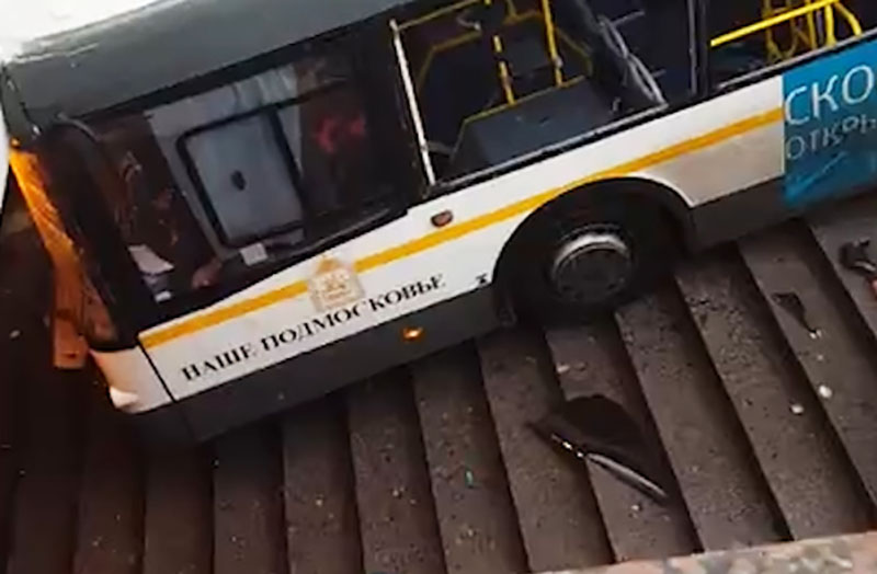 Автобус въехал в подземный переход