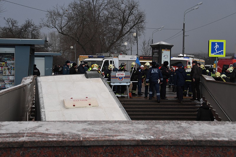 Автобус въехал в подземный переход у станции метро "Славянский бульвар" в Москве