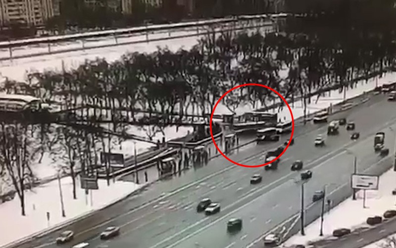 Автобус въехал в подземный переход у станции метро "Славянский бульвар" в Москве