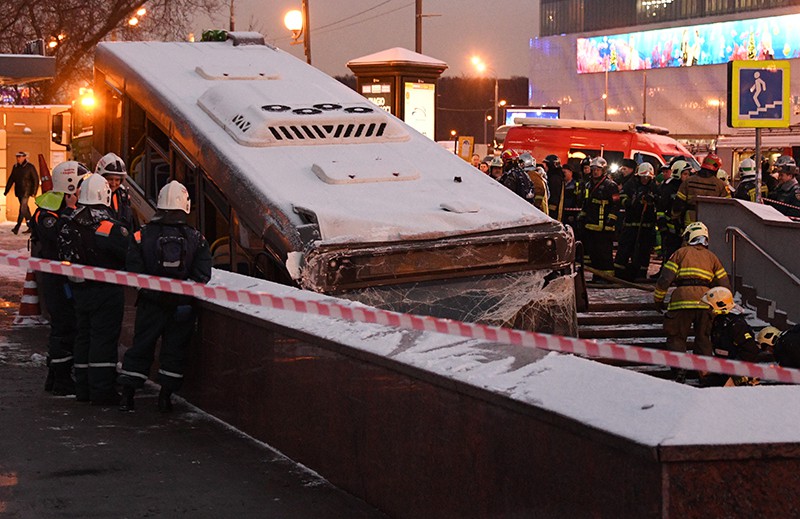 Сотрудники МЧС эвакуируют автобус, въехавший в подземный переход у станции метро "Славянский бульвар" в Москве