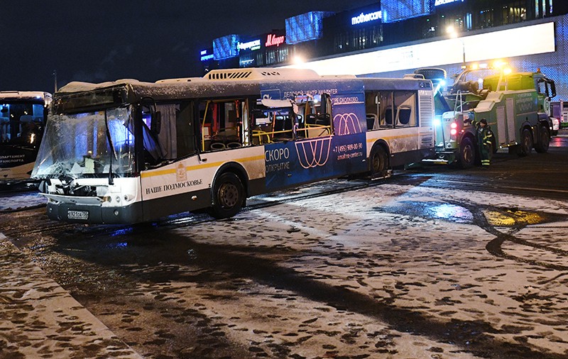 Эвакуация автобуса, въехавшего в подземный переход у станции метро "Славянский бульвар" в Москве