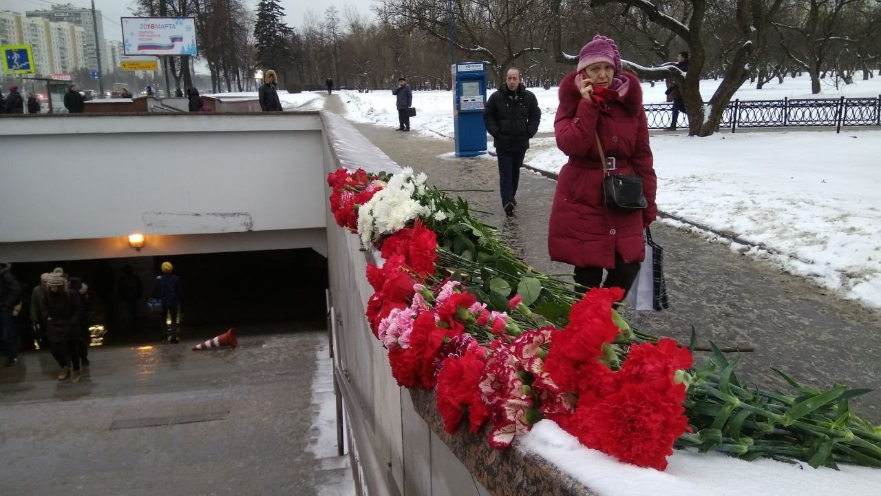 Цветы в память о погибших на месте ДТП с участием автобуса у станции метро "Славянский бульвар"